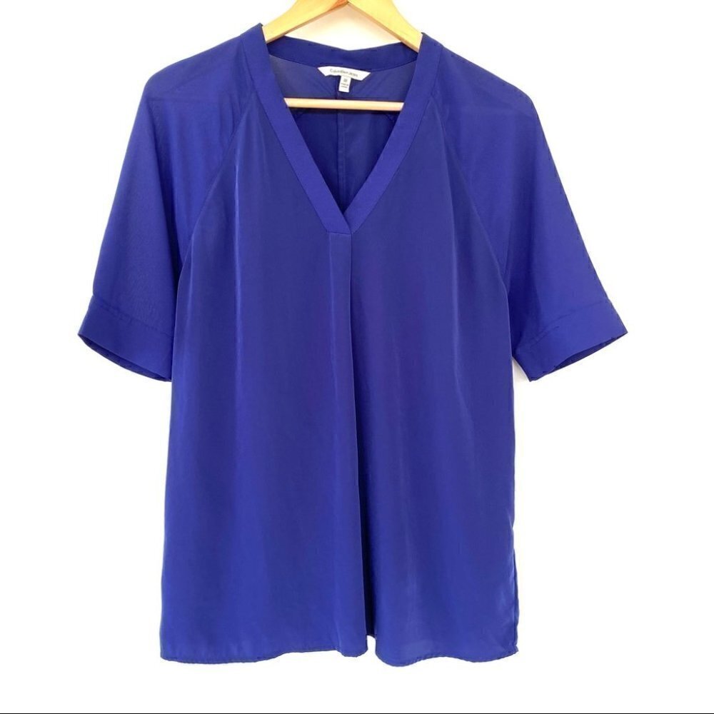 Calvin Klein top with v-neck and raglan sleeves